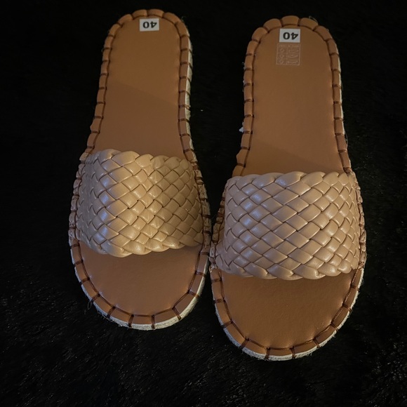 Steve Madden Shoes - NWOT BRAIDED WOMENS (40) (US 9) SANDAL NUDE